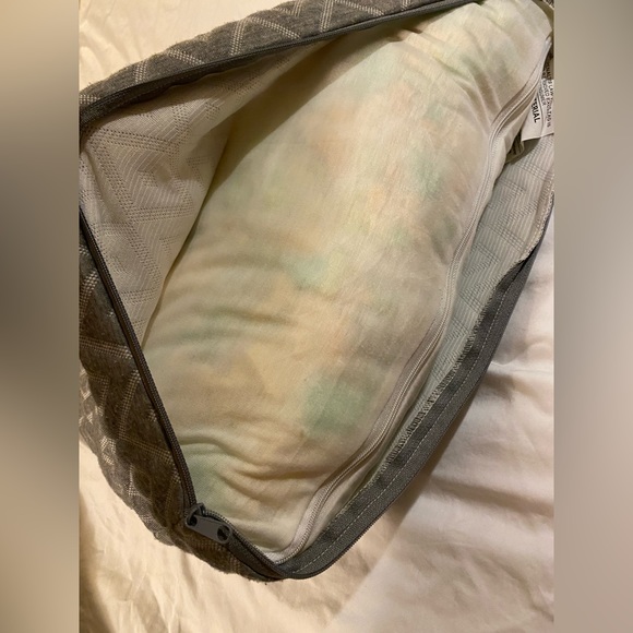 2 Luxury KING Pillows with Cooling Memory Foam - Picture 4 of 4